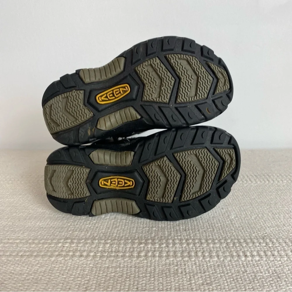 KEEN Kids Bern black leather boots Kids Toddler size 9